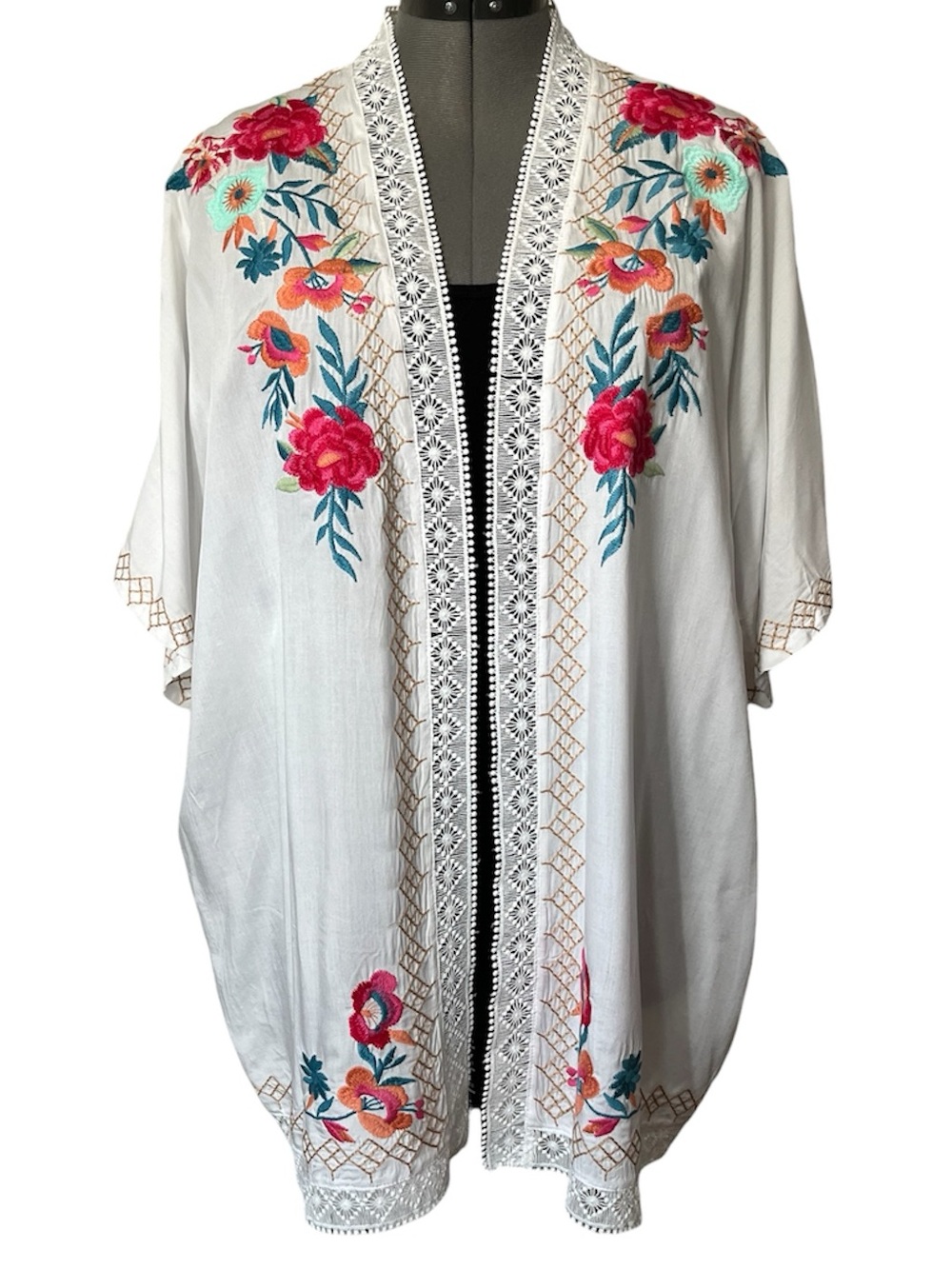 Paparazzi embroidered kimono topper XL